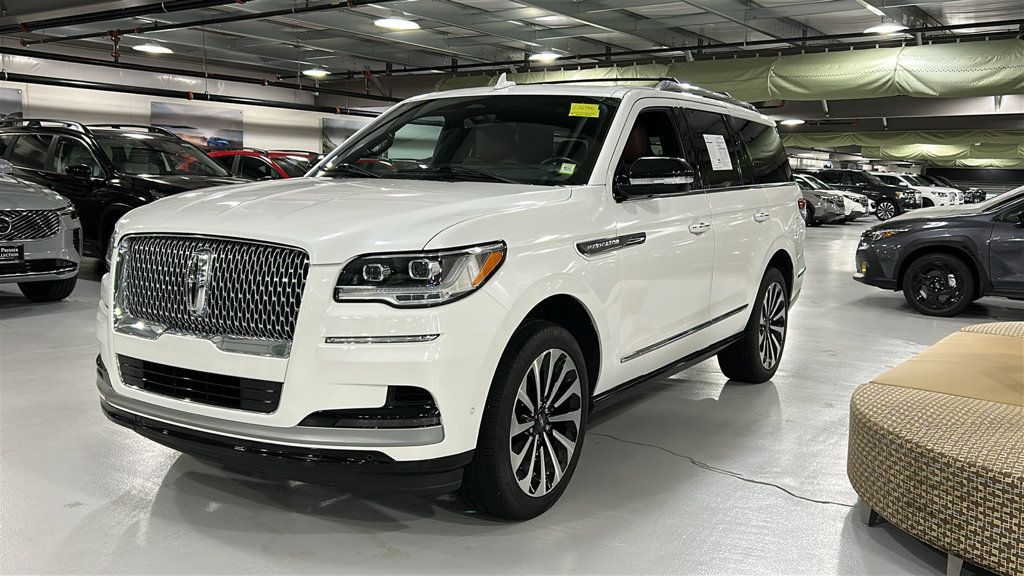 Used 2023 Lincoln Navigator Reserve AWD/4WD image 3