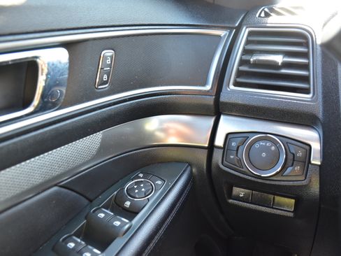 Used 2018 Ford Explorer XLT w/ Equipment Group 201A AWD/4WD image 46