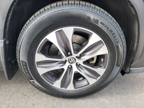 Used 2020 Toyota Highlander XLE image 23