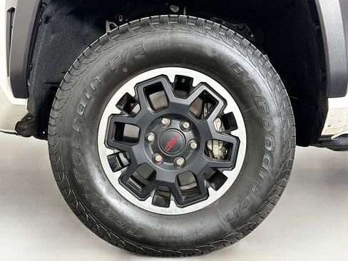 Used 2025 Toyota Tacoma TRD Off-Road image 11