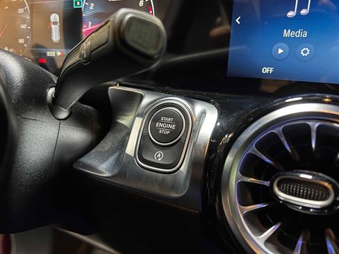 Used 2025 Mercedes-Benz GLB 250 4MATIC image 23