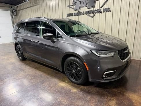 Used 2021 Chrysler Pacifica Touring-L FWD image 6