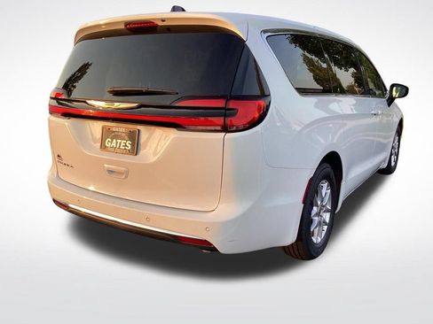 Used 2023 Chrysler Pacifica Touring-L FWD image 9