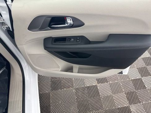 Used 2024 Chrysler Pacifica Touring-L image 24