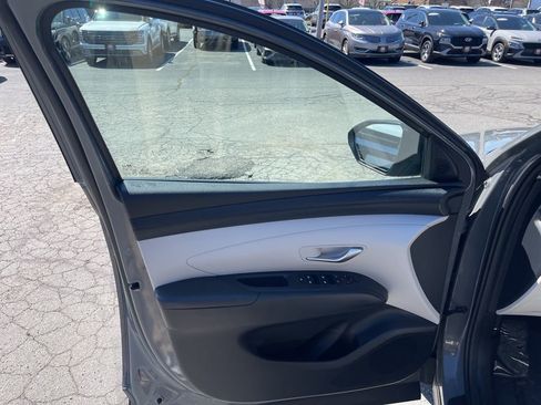 Certified 2025 Hyundai Tucson SE AWD/4WD image 12