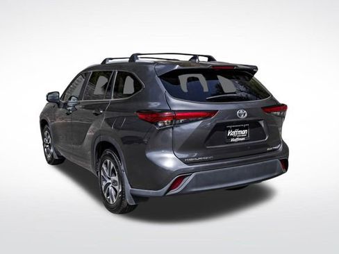 Used 2023 Toyota Highlander XLE AWD/4WD image 11