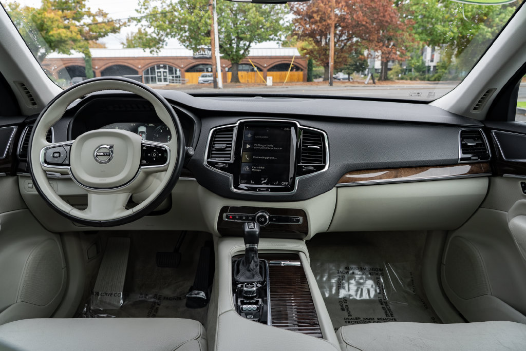 Used 2016 Volvo XC90 T6 Momentum w/ Momentum Plus Package AWD/4WD image 9