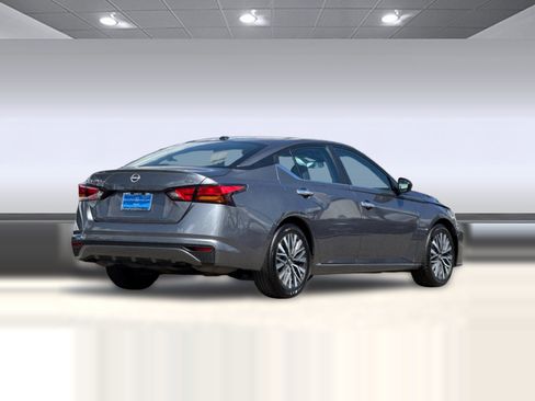 Used 2024 Nissan Altima 2.5 SV FWD image 8