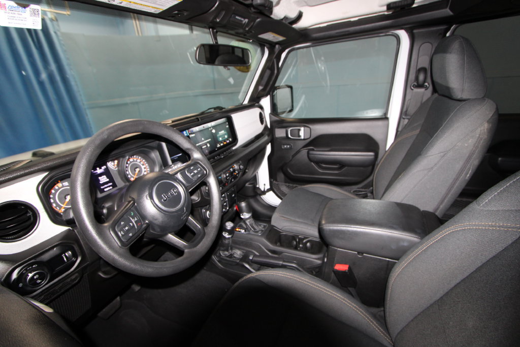 Used 2024 Jeep Gladiator Sport AWD/4WD image 2