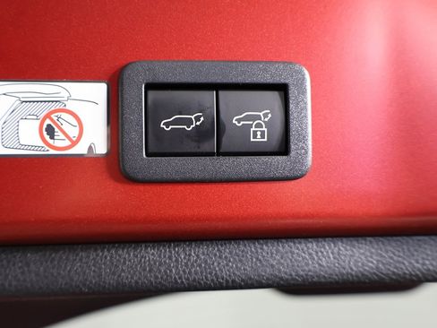 Used 2025 Toyota Corolla Cross XLE image 16