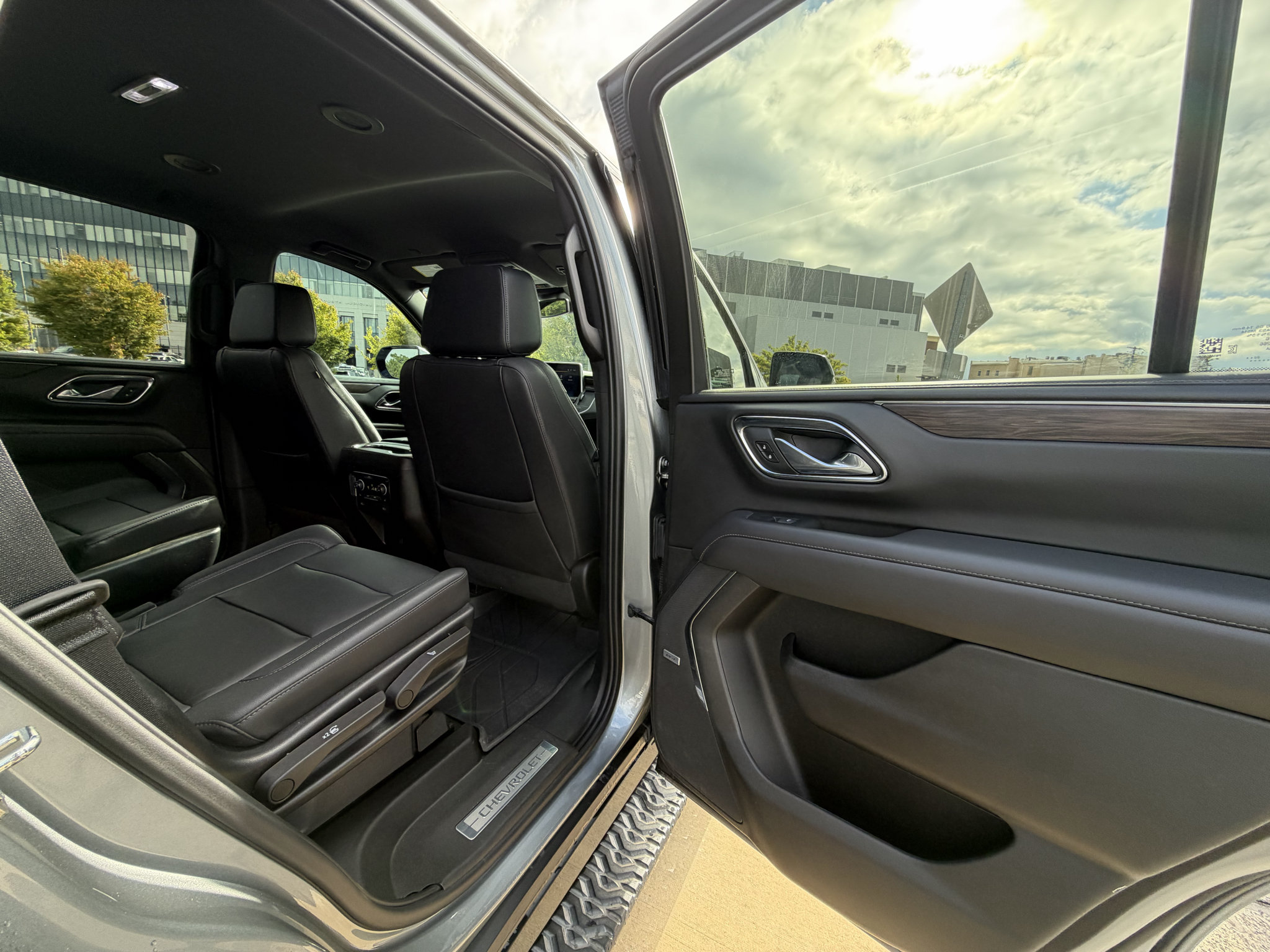 Used 2023 Chevrolet Tahoe Z71 w/ Z71 Off-Road Package AWD/4WD image 19