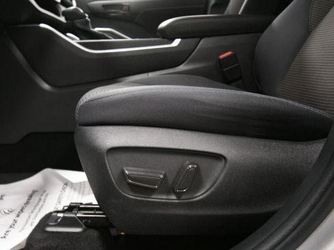 Used 2023 Toyota Highlander L FWD image 10