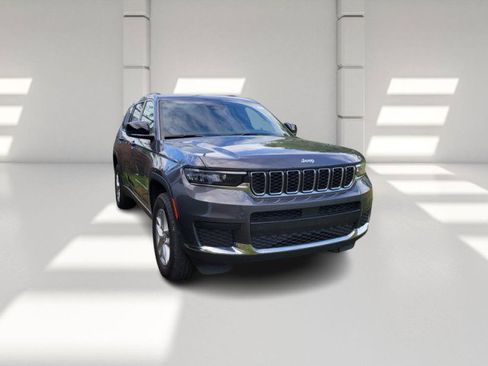 Used 2025 Jeep Grand Cherokee L Laredo image 3