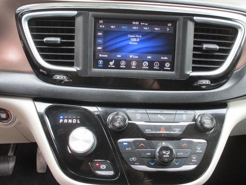 Used 2018 Chrysler Pacifica Touring-L image 20