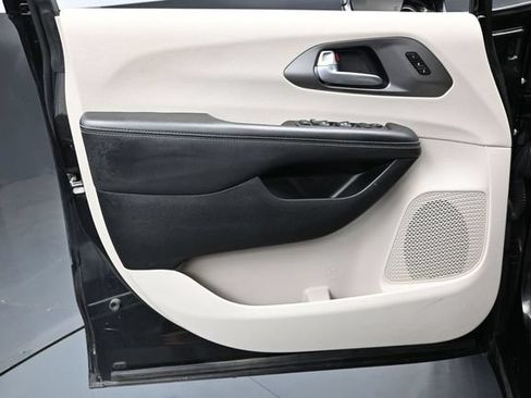 Certified 2024 Chrysler Pacifica Touring-L FWD image 18