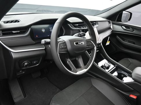 New 2025 Jeep Grand Cherokee Altitude image 33