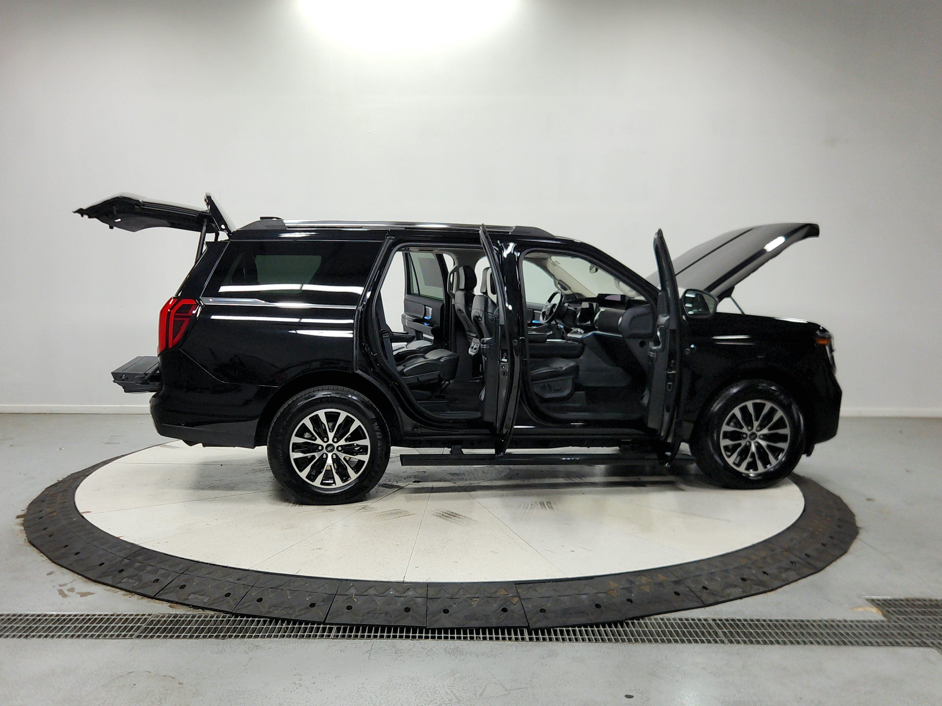 Used 2025 Ford Expedition Platinum AWD/4WD image 17