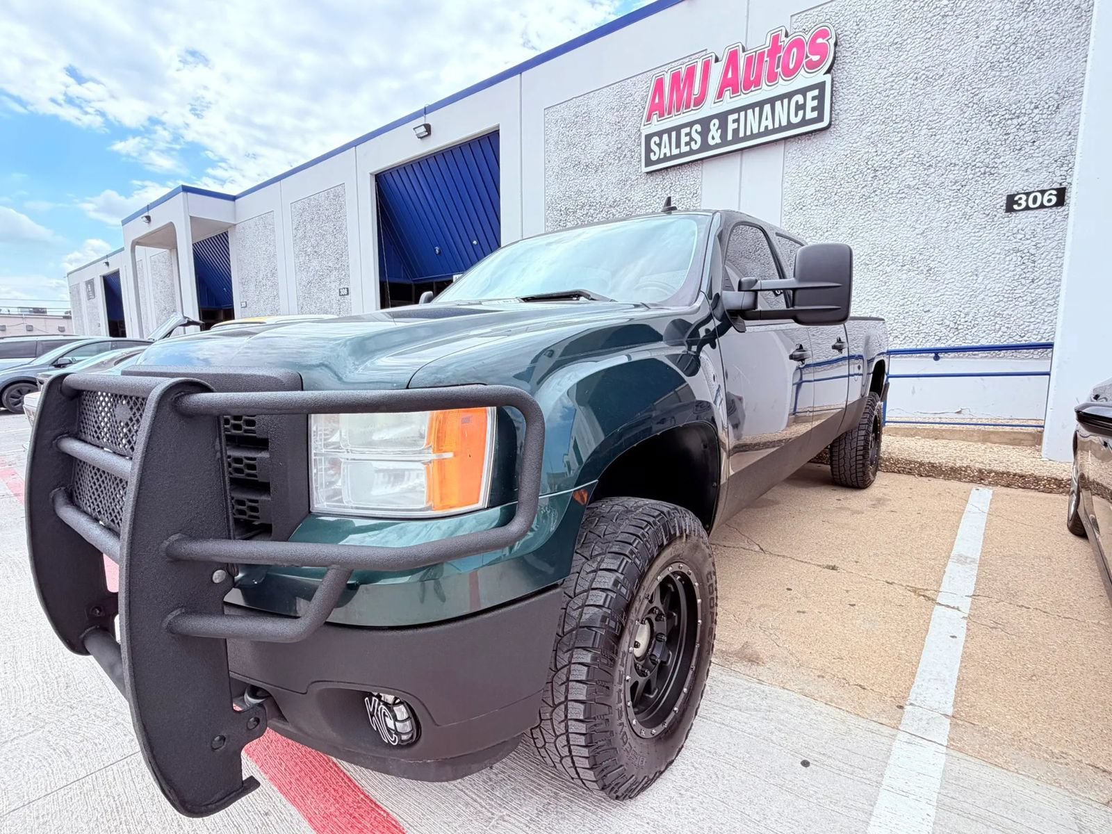 Used 2012 GMC Sierra 2500 SLE w/ SLE Preferred Package AWD/4WD image 1