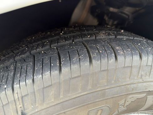 Used 2024 Kia Carnival LX image 27