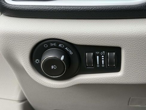 Used 2024 Chrysler Pacifica Select image 26