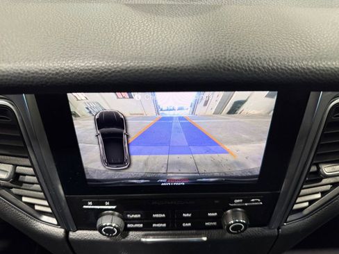 Used 2018 Porsche Macan Base w/ Premium Package image 32