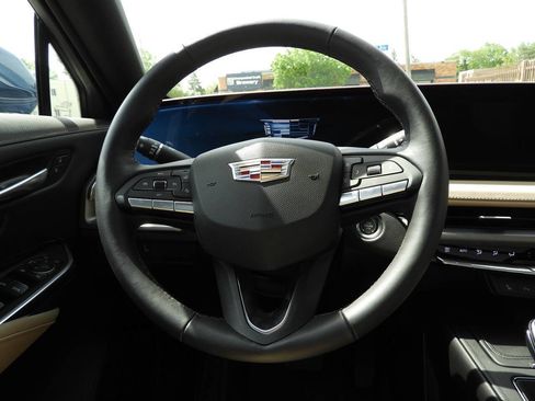 Used 2025 Cadillac XT4 Premium Luxury w/ Cold Weather Package AWD/4WD image 20