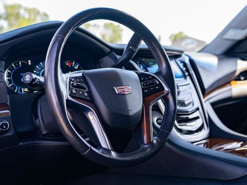 Used 2020 Cadillac Escalade ESV Luxury AWD/4WD image 28