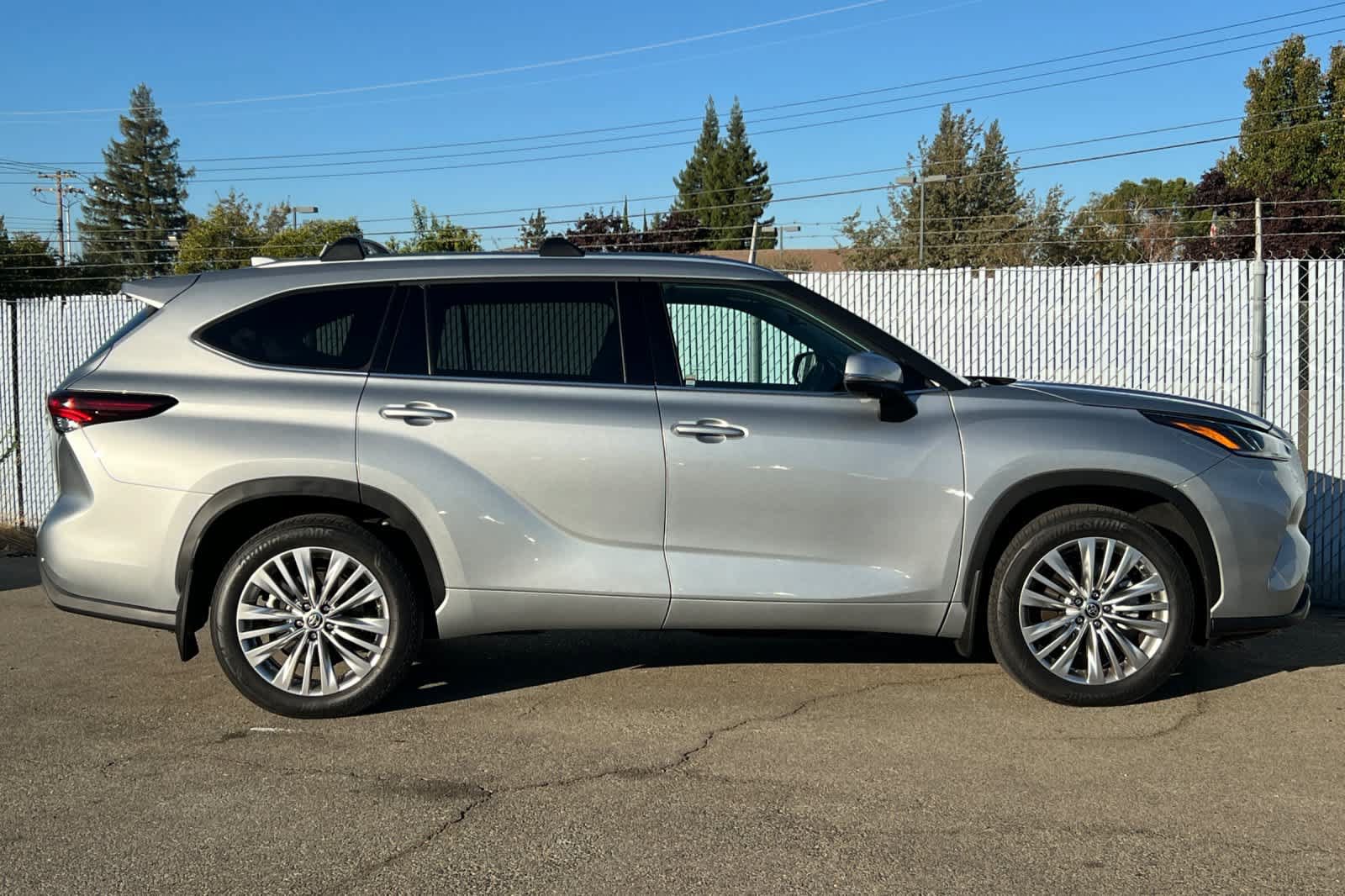 Used 2025 Toyota Highlander Platinum AWD/4WD image 6