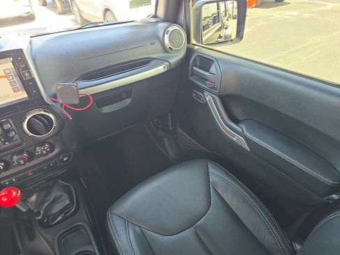 Used 2016 Jeep Wrangler Unlimited Rubicon AWD/4WD image 13