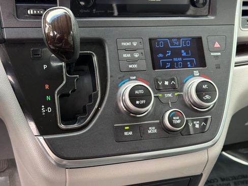 Used 2016 Toyota Sienna XLE FWD image 23