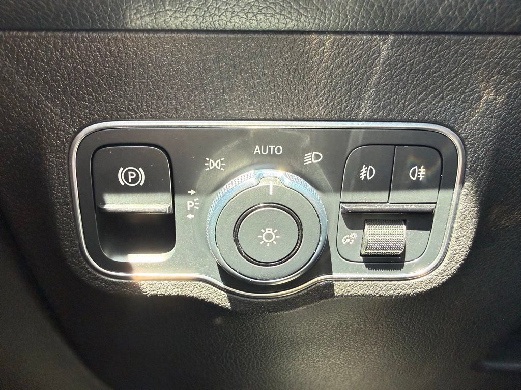 Used 2020 Mercedes-Benz GLB 250 4MATIC image 23