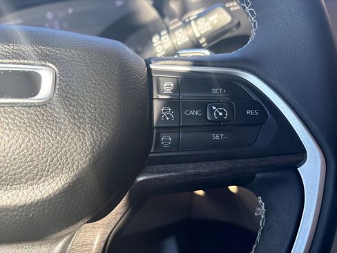 Used 2024 Jeep Grand Cherokee Limited image 16