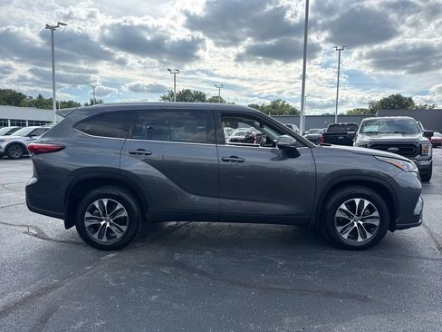 Used 2020 Toyota Highlander XLE AWD/4WD image 6