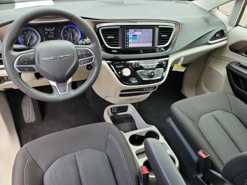 Used 2023 Chrysler Voyager LX FWD image 9