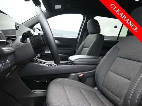 Used 2025 Chevrolet Traverse LT w/ Driver Confidence Package image 17