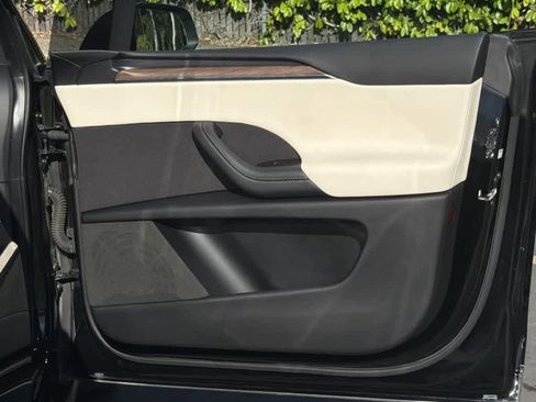 Used 2022 Tesla Model X image 30