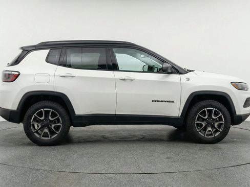 Used 2025 Jeep Compass Trailhawk AWD/4WD image 11