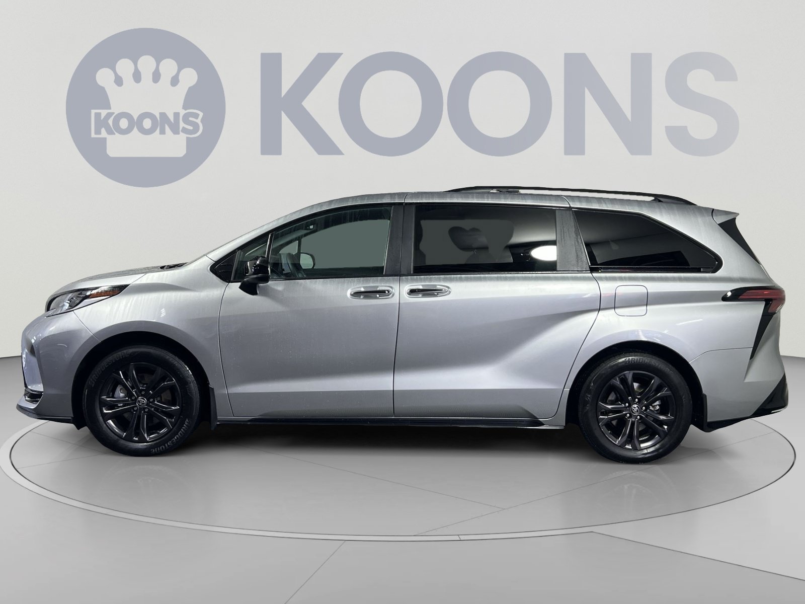 Used 2025 Toyota Sienna XSE w/ XSE Plus Package AWD/4WD image 2
