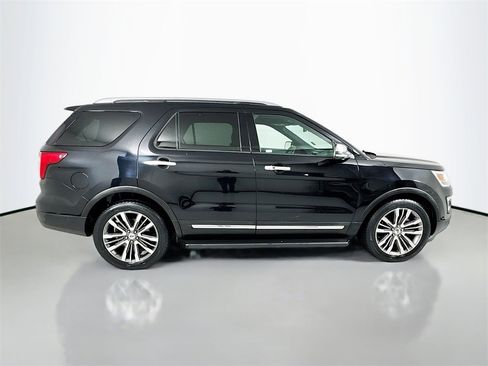 Used 2017 Ford Explorer Platinum image 9