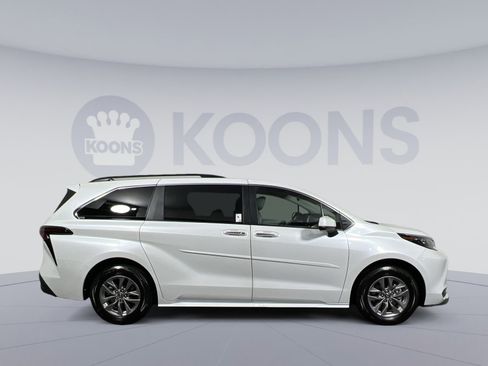 Used 2025 Toyota Sienna XLE image 8