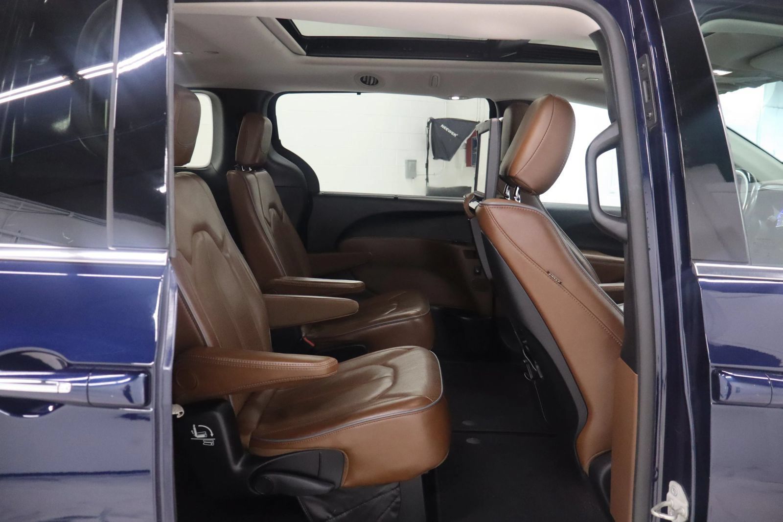 Used 2019 Chrysler Pacifica Limited w/ Tire & Wheel Group FWD image 22