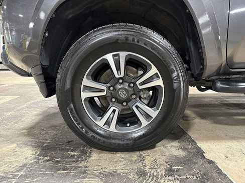 Used 2018 Toyota Tacoma TRD Sport w/ Exterior Package AWD/4WD image 10