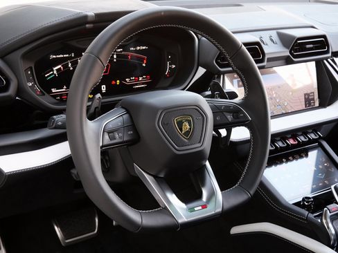 Used 2025 Lamborghini Urus SE image 14