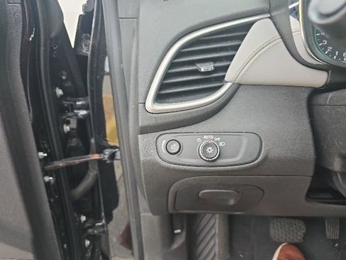 Used 2019 Chevrolet Trax LT w/ LT Convenience Package FWD image 12