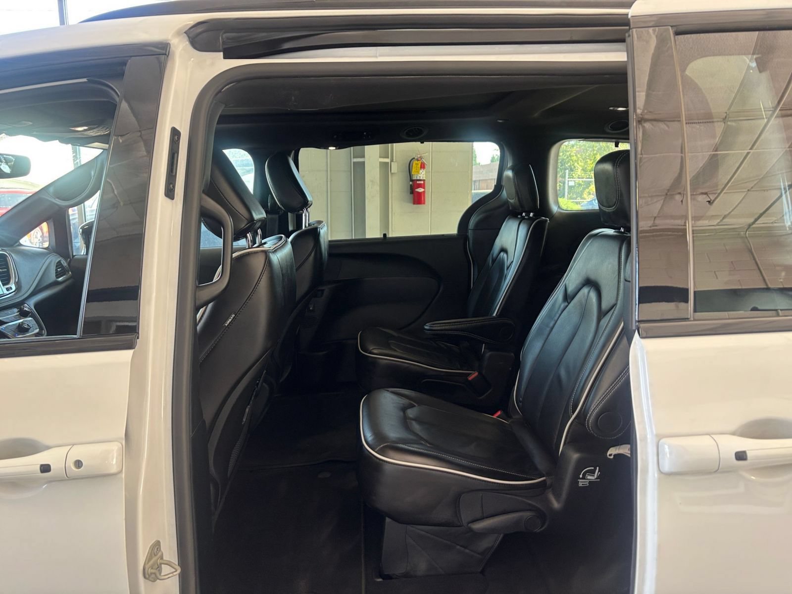 Used 2025 Chrysler Pacifica Limited FWD image 28