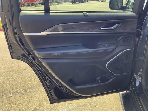 Used 2024 Jeep Grand Cherokee L Limited w/ Luxury Tech Group II image 29