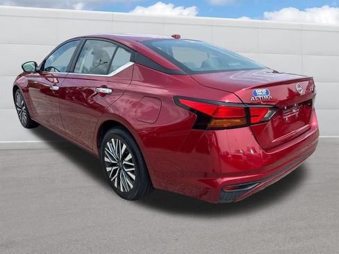 Used 2024 Nissan Altima 2.5 SV FWD image 3