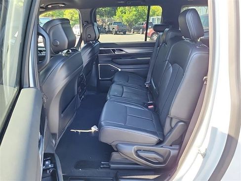 Used 2025 Jeep Wagoneer L Series II w/ 8-pass Seating Package AWD/4WD image 8