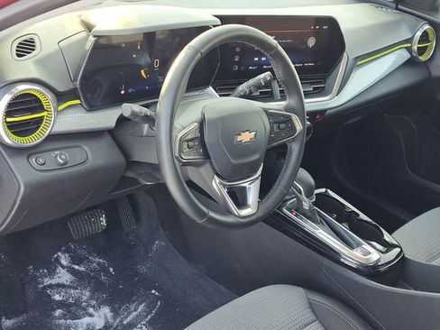 Used 2025 Chevrolet Trax LT w/ Driver Confidence Package image 2