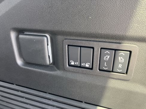 Used 2025 Chevrolet Tahoe High Country AWD/4WD image 14